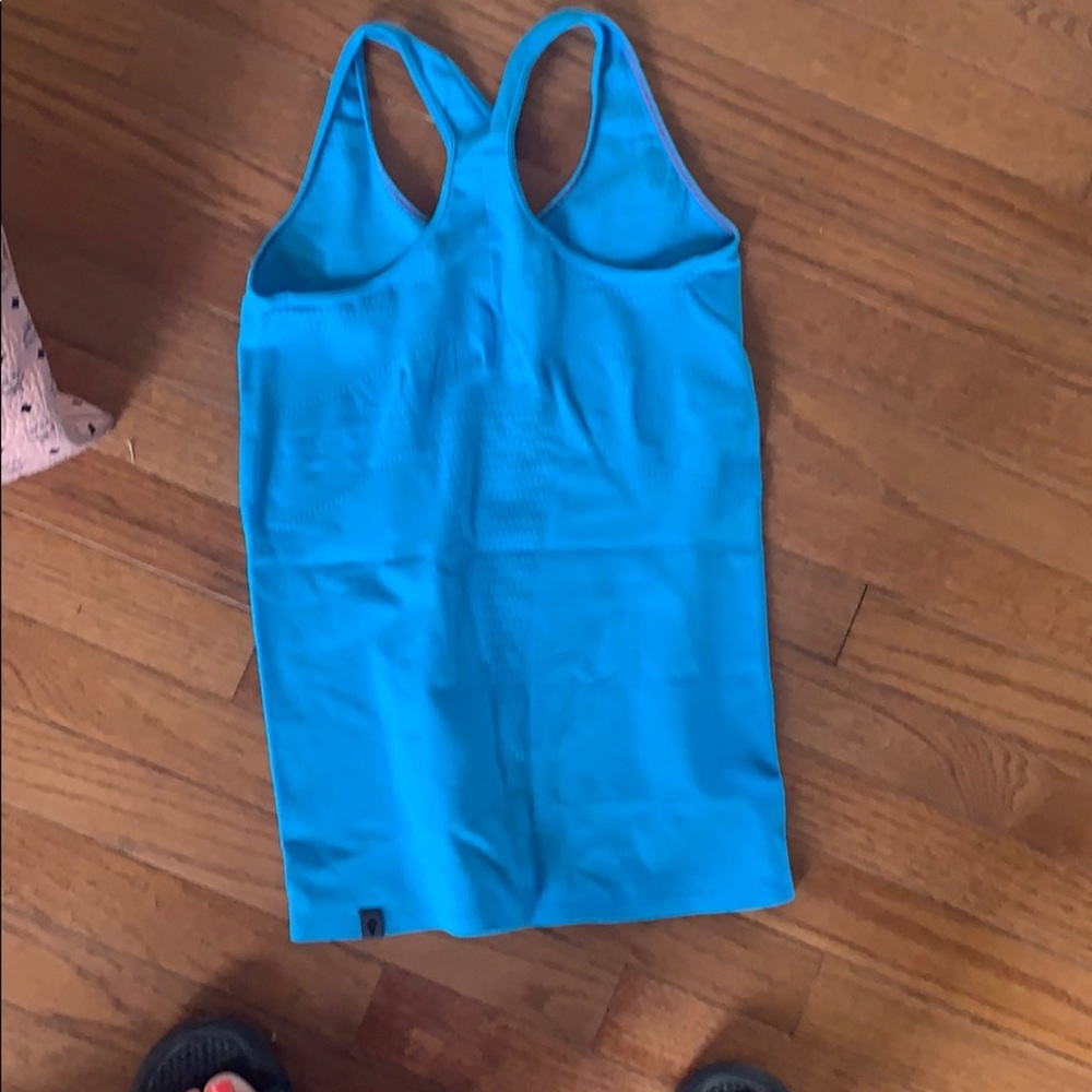 Tank tops - Picture 3 of 3